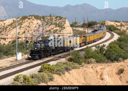 Union Pacific Dampflokomotive Nummer 4014 bewegt sich durch Wüste Stockfoto