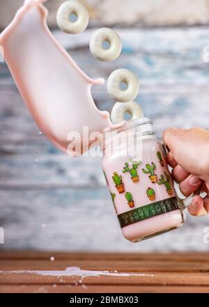 Rosa Erdbeere Freakshake mit Süßigkeiten in der Luft fallen Stockfoto