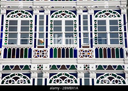 Galerias (gläserne Balkone) auf der Marina Avenue, La Coruna City, Galicien, Europa Stockfoto