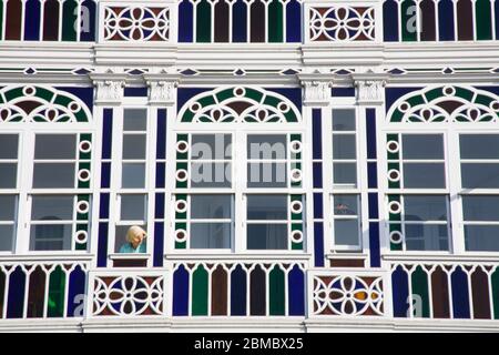 Galerias (gläserne Balkone) auf der Marina Avenue, La Coruna City, Galicien, Europa Stockfoto