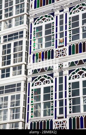 Galerias (gläserne Balkone) auf der Marina Avenue, La Coruna City, Galicien, Europa Stockfoto