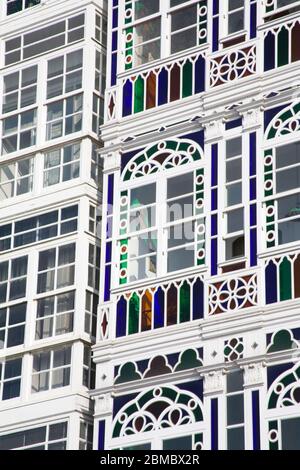 Galerias (gläserne Balkone) auf der Marina Avenue, La Coruna City, Galicien, Europa Stockfoto