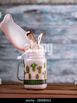 Rosa Erdbeere Freakshake mit Süßigkeiten in der Luft fallen Stockfoto