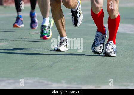 Kiew Ukraine- 17. April 2016: Nova Pochta Kiew Halbmarathon in Kiew, Ukraine. Beine der Läufer Nahaufnahme. Stockfoto