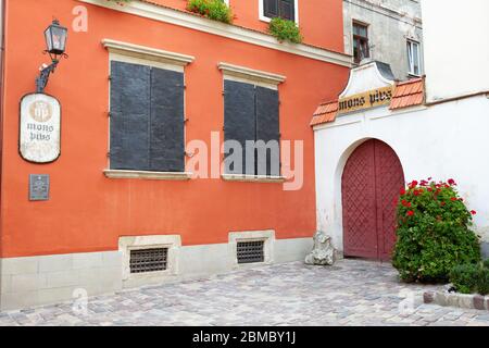 Lviv, Ukraine - 21. Juli 2017:das Restaurant befindet sich im Gebäude der alten Bank Mons Pius Blick von Virmenska Straße in Lviv, Ukraine Stockfoto