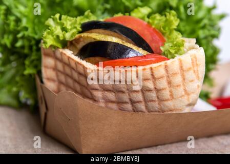 Vegan Pita Döner Kebab mit grünem Salat, gegrillte Tomaten, Eierpflanze, Zucchini. Street Food. Fast Food. Döner Kebab Stockfoto