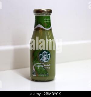 Flasche Starbucks Matcha frappuccino mit weißem Hintergrund. Gesundes und leckeres kaltes Getränk aus einem Lebensmittelgeschäft in Dubai, VAE. Stockfoto