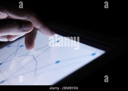 Person, die Hand auf einem digitalen Tablet arbeitet, Nahaufnahme Stockfoto