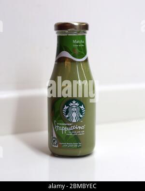 Flasche Starbucks Matcha frappuccino mit weißem Hintergrund. Gesundes und leckeres kaltes Getränk aus einem Lebensmittelgeschäft in Dubai, VAE. Stockfoto