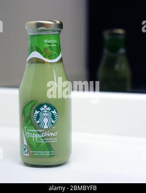 Flasche Starbucks Matcha frappuccino mit weißem Hintergrund. Gesundes und leckeres kaltes Getränk aus einem Lebensmittelgeschäft in Dubai, VAE. Stockfoto