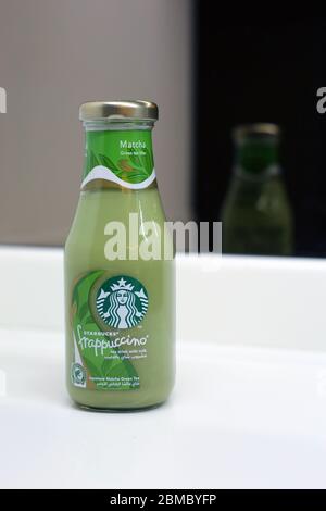 Flasche Starbucks Matcha frappuccino mit weißem Hintergrund. Gesundes und leckeres kaltes Getränk aus einem Lebensmittelgeschäft in Dubai, VAE. Stockfoto