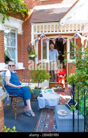 London, Großbritannien. Freitag, 8. Mai 2020. Bewohner der Straßen von Ealing feiern den 75. Jahrestag des VE Day. Fototermin: Freitag, 8. Mai 2020. Foto: Roger Garfield/Alamy Live News Stockfoto