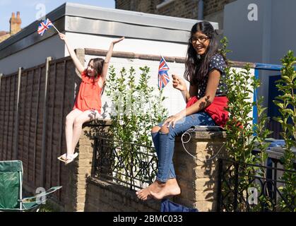 London, Großbritannien. Freitag, 8. Mai 2020. Bewohner der Straßen von Ealing feiern den 75. Jahrestag des VE Day. Fototermin: Freitag, 8. Mai 2020. Foto: Roger Garfield/Alamy Live News Stockfoto