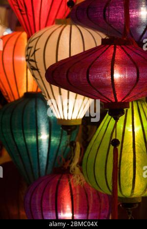 Chinesische Seidenlaternen zum Verkauf auf dem Hoi an Street Market Stockfoto