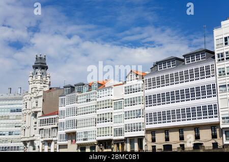 Galerias (gläserne Balkone) auf der Marina Avenue, La Coruna City, Galicien, Europa Stockfoto