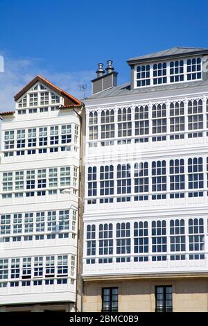 Galerias (gläserne Balkone) auf der Marina Avenue, La Coruna City, Galicien, Europa Stockfoto