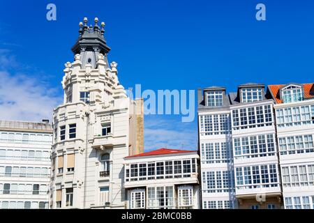 Galerias (gläserne Balkone) auf der Marina Avenue, La Coruna City, Galicien, Europa Stockfoto