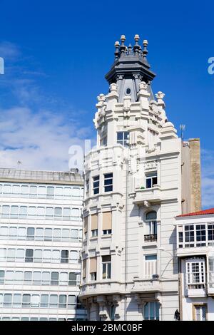 Galerias (gläserne Balkone) auf der Marina Avenue, La Coruna City, Galicien, Europa Stockfoto