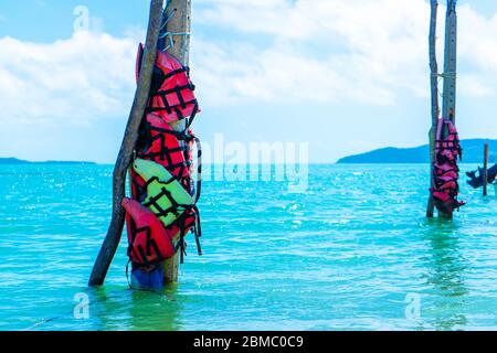 Schwimmwesten sind auf der See an Pfeilern befestigt. Bojen, für die es nicht empfohlen wird zu schwimmen Stockfoto