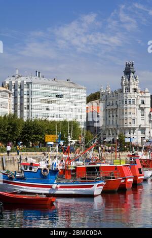 Fischerboote in Darsena Marina, La Coruna Stadt, Galicien, Europa Stockfoto