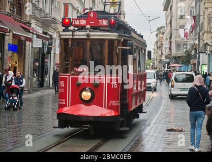 Istanbul nostalgische Straßenbahn, Istiklal-Allee (Taksim-Tünel-Linie)