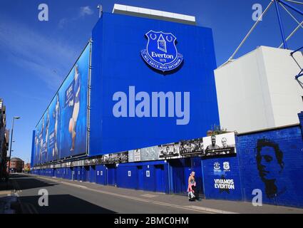 Liverpool, Großbritannien. Mai 2020. Everton's Goodison Park Stadion während der Aussetzung der Premier League. Ein einzelner Passant geht die Goodison Road hinunter. Credit: Action Plus Sports/Alamy Live News Stockfoto