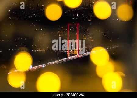 Bosporus-Brücke bei Nacht und Stadtbild von Istanbul Stockfoto