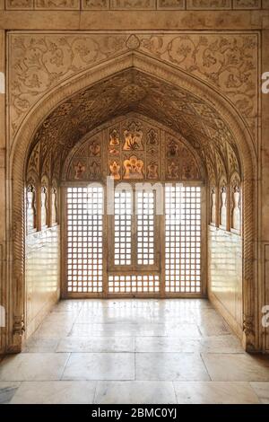 Ein reich verzierten Bogen im Musamman Burj Palast in Agra Fort, Uttar Pradesh, Indien Stockfoto