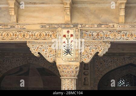 Detail der dekorierten Spalten im Musamman Burj Palast in Agra Fort, Uttar Pradesh, Indien Stockfoto