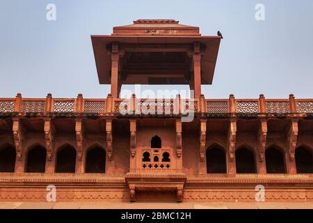 Detail der verzierten Schnitzereien im Innenhof von Agra Fort, Uttar Pradesh, Indien Stockfoto