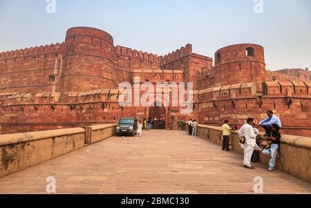 Das Amar Singh Tor und die Stadtmauer von Agra Fort in Uttar Pradesh, Indien Stockfoto