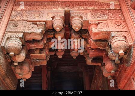 Detail der dekorierten Säulen von Agra Fort in Uttar Pradesh, Indien Stockfoto