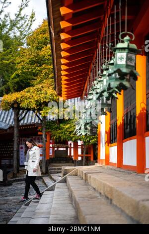 Tourist am Kasuga Taisha Schrein in Nara, Japan, in weißem Mantel Stockfoto