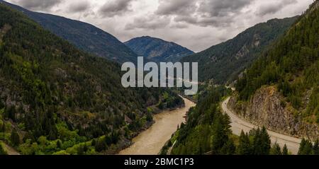 Stürmisches Panorama über den Fraser River, der durch den Fraser Canyon am Hells Gate fließt, auf dem weltberühmten Gold Rush Trail in British Columbia, Ca Stockfoto