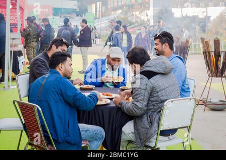 Eine Gruppe von Freunden, die am 5. Dezember 2019 auf der ersten North East Food Show in Shillong zu Abend essen. Stockfoto