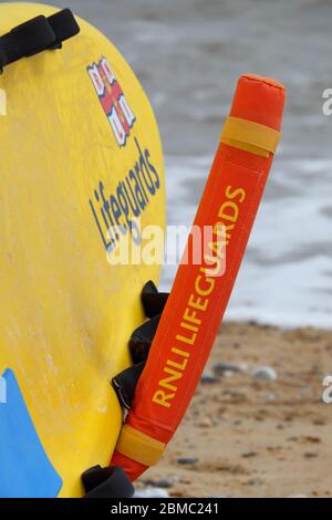 RNLI Rettungs-Board wartet auf den Strand in Widemouth Bay, North Cornwall England UK verwendet werden Stockfoto