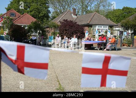 Bournemouth, Großbritannien. Mai 2020. Nachbarn teilen sich in einer sozial distanzierenden Straßenparty außerhalb ihrer Häuser in Cudnell Avenue, Bournemouth, Dorset, um den 75. Jahrestag des VE Day zu markieren. Kredit: Richard Crease / Alamy Live News Stockfoto