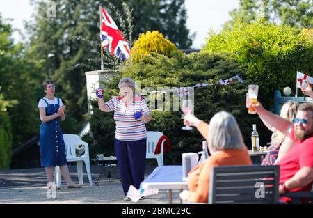 Bournemouth, Großbritannien. Mai 2020. Marianne Smith führt ihre Nachbarn in einem Toast während ihrer sozial distanzierten Straßenfest vor ihren Häusern Cudnell Avenue, Bournemouth, Dorset zum 75. Jahrestag des VE Day . Kredit: Richard Crease / Alamy Live News Stockfoto