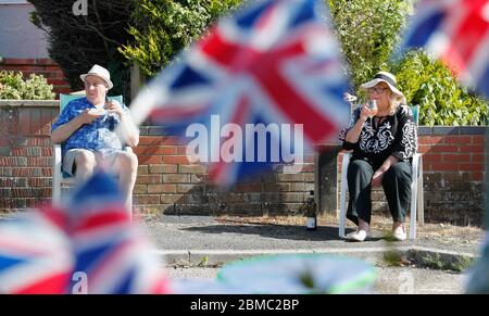 Bournemouth, Großbritannien. Mai 2020. Die Nachbarn Trevor Lelliott und Nina Maynard feiern gemeinsam mit ihren Nachbarn in der Cudnell Avenue, Bournemouth, Dorset, zum 75. Jahrestag des VE Day. Kredit: Richard Crease / Alamy Live News Stockfoto