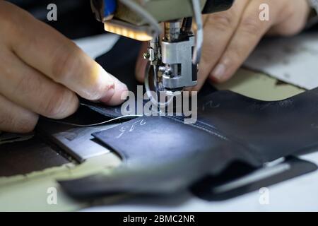Mann näht ein Leder auf Schuh Nähmaschine für die Herstellung von Schuh Stockfoto