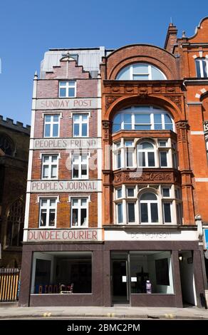 Die Londoner Büros des Zeitungsverlegers D.C. Thomson & Co. Ltd, 185 Fleet St, London EC4A 2HS. GROSSBRITANNIEN. Diese letzte Redaktion in Fleet Street wurde 2016 geschlossen, aber das Werbetreibende arbeitete weiterhin im Gebäude. (118) Stockfoto