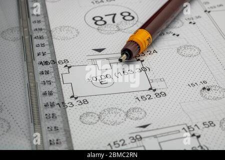 Lineal und Stift auf dem architektonischen Plan Stockfoto