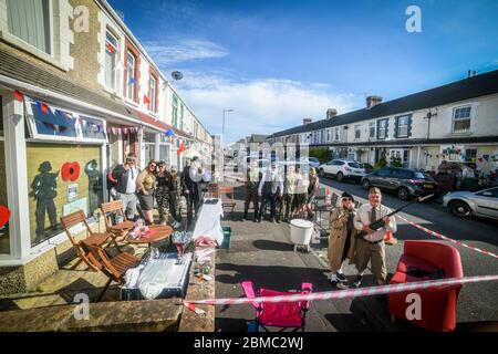 Swansea, Wales, Großbritannien. 8. Mai 2020.die Familie Richards verbietet sich im Rahmen der VE Day-Feierlichkeiten der Straße von der restlichen Nachbarschaft außerhalb ihres Hauses in der Cecil Street in Swansea, Wales. Quelle: Robert Melen/Alamy Live News. Stockfoto