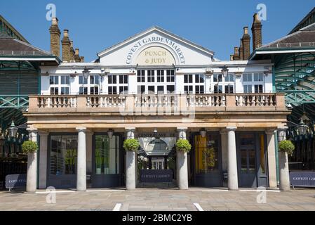 Die ursprüngliche alte Covent Garden Fruit Vegetable and Flower Market Hall im Zentrum Londons blickt auf die Central Avenue, die Touristengastronomie wie den Punch und Judy Pub und touristische Geschäfte umfasst. London, England, Großbritannien. (118) Stockfoto