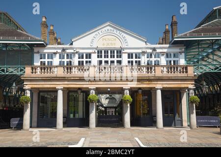 Die ursprüngliche alte Covent Garden Fruit Vegetable and Flower Market Hall im Zentrum Londons blickt auf die Central Avenue, die Touristengastronomie wie den Punch und Judy Pub und touristische Geschäfte umfasst. London, England, Großbritannien. (118) Stockfoto