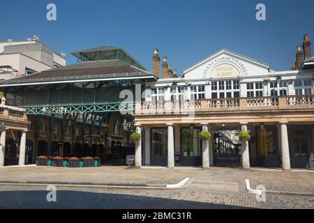 Die ursprüngliche alte Covent Garden Fruit Vegetable and Flower Market Hall im Zentrum Londons blickt auf die Central Avenue, die Touristengastronomie wie den Punch und Judy Pub und touristische Geschäfte umfasst. London, England, Großbritannien. (118) Stockfoto