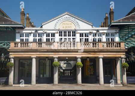 Die ursprüngliche alte Covent Garden Fruit Vegetable and Flower Market Hall im Zentrum Londons blickt auf die Central Avenue, die Touristengastronomie wie den Punch und Judy Pub und touristische Geschäfte umfasst. London, England, Großbritannien. (118) Stockfoto