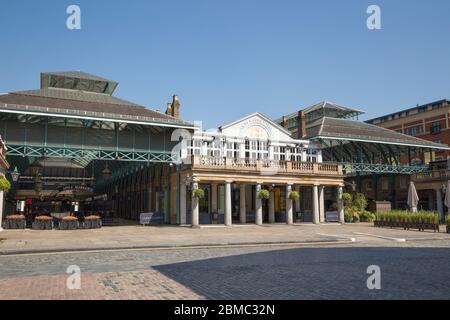 Die ursprüngliche alte Covent Garden Fruit Vegetable and Flower Market Hall im Zentrum Londons blickt auf die Central Avenue, die Touristengastronomie wie den Punch und Judy Pub und touristische Geschäfte umfasst. London, England, Großbritannien. (118) Stockfoto