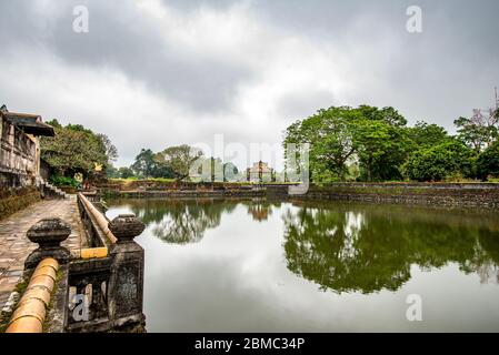 Hue, Vietnam - 15. April 2018: Großer Graben an der Zitadelle von Hue mit sehr wenigen Touristen und einem bewölkten Himmel Stockfoto