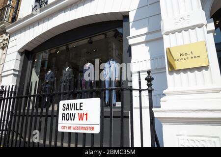 Gieves & Hawkes - Herrenschneiderei / Schneiderei vorne und Schaufenster in Nummer 1, Savile Row, London, Großbritannien. Das Straßenschild Westminster ist an den Geländern angebracht. (118) Stockfoto